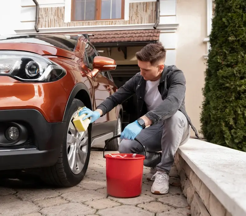 Lavage auto à domicile Balagny-sur-Thérain : professionnel intervenant sur un véhicule